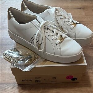 Michael Kors MK Poppy Lace Up Lasered Leather sneakers Womans 11